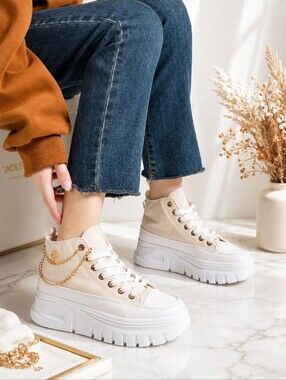 **PLATFORM HIGHT-TOP SNEAKERS IN CREAM WITH GOLD CHAIN ACCENT**💲💲💲💲💲💲